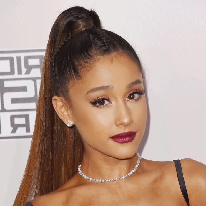 Ariana Grande ilgos šukuosenos modelis, garsenybių šukuosena storais plaukais surišta į aukštą arklio uodegą