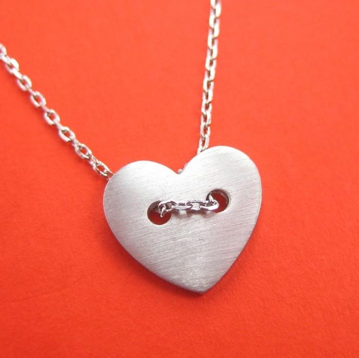 ogrlica z dolgim ​​gumbom v obliki srca