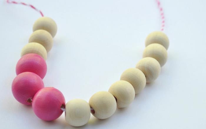 ogrlica iz kroglic iz naravnega lesa in rožnate barve, ideja za darilo za materinski dan, nakit