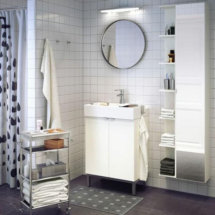 kopalnica-stolpec-v-lesu-bela-stena-v-beli-ploščici-ogledalo-okroglo-stensko nameščena