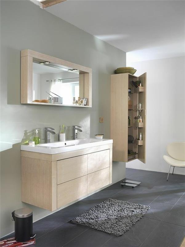kopalnica-stolpec-v-svetlem-lesu-sivo-ploščice-tla-leseno-stenska omara