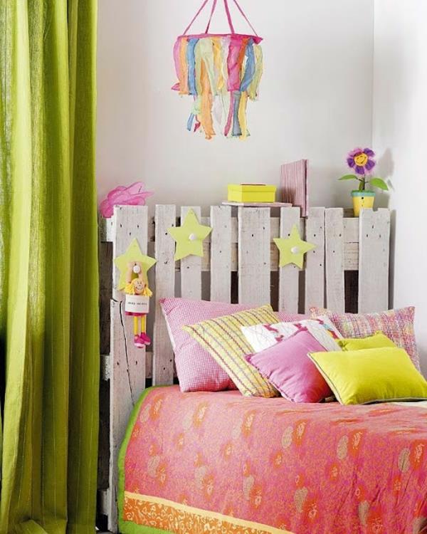 spalvingas-mažo vaiko miegamasis