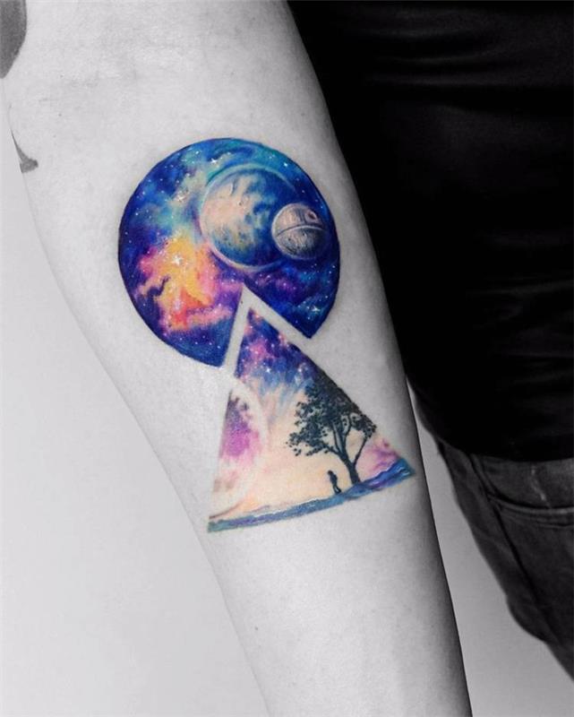 Graži violetinės ir mėlynos spalvos grafinė tatuiruotė, tolima planeta kaip iš žvaigždžių karų, žmogaus tatuiruotės idėja, tatuiruotė ant dilbio