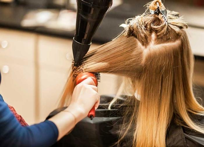 blondinė dažymo technika kirpykla šukuosena kirpimas ilgi plaukai sausi plaukai apvalus šepetys