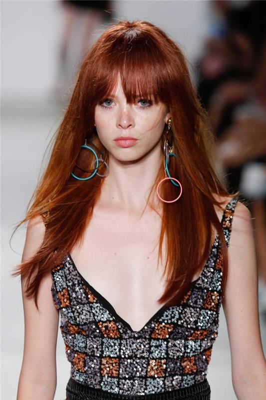 kumral kızıl saç, kaküllü uzun düz saç saç modeli, v yakalı ve pullu siyah elbise