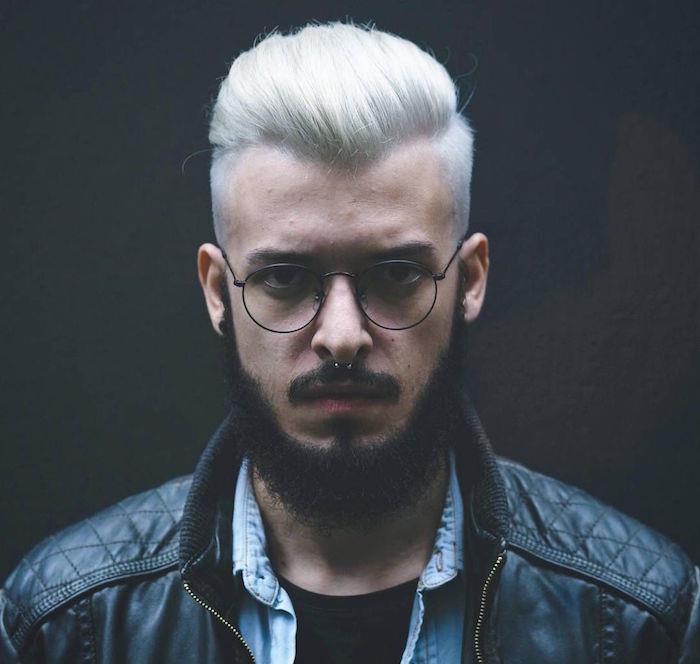 balti šviesūs plaukų dažai vyrams, turintys madingą pompadour hipsterio stilių