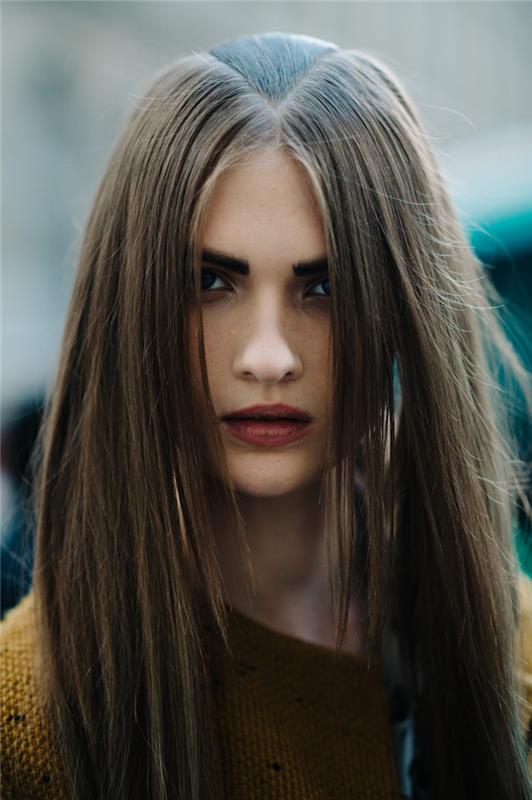 paprastas moters šukuosenos modelis su ilgais blizgiais rudais plaukais ir dvigubomis juostelėmis