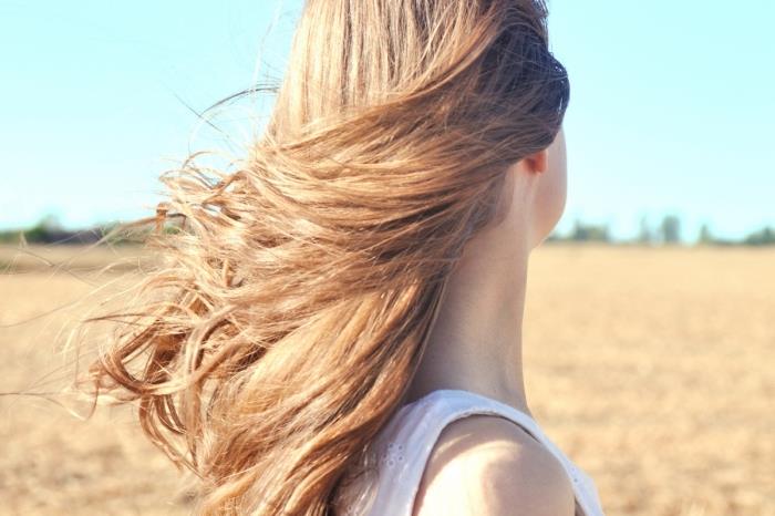 karamel vurgulu uzun ve sağlıklı kahverengi saçlar, güneş ışınlarının saçı doğal olarak hafifleten etkisi