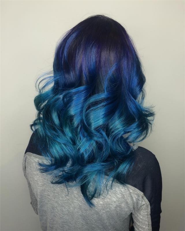 saç boyama, turkuaz mavisi uçlu uzun kıvırcık saç kesimi ve siyah zemin üzerine mor vurgular