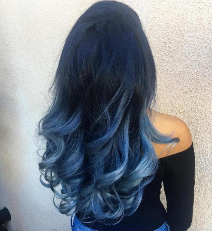 uzun siyah saçlarda mavi kravat ve boya, gri ve mavi uçlu ombre saç modeli
