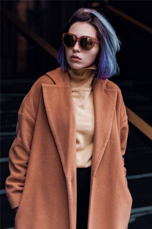 Capelli caschetto di colore viyola, ragazza con occhiali da sole ve cappotto marrone