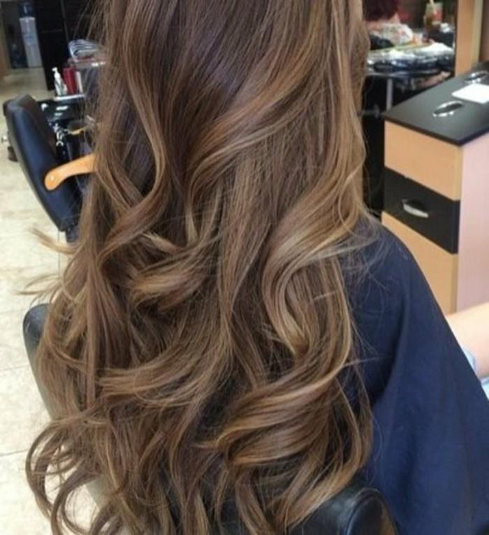 colore-castano-brown-glacé-sfumature-chare-capelli-lunghi-ondulati-moda