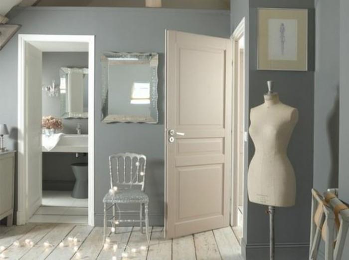 Idėja colori da abbinare al grigio, bianco e smėlio spalvos, dekorozija da parete, specchio e sedia color argento