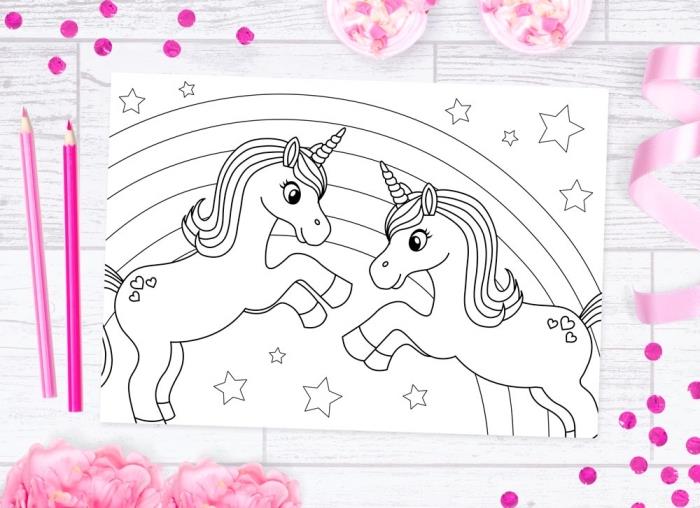 bir gökkuşağının önünde birlikte oynayan iki küçük tek boynuzlu at ile bir tek boynuzlu at boyama sayfası