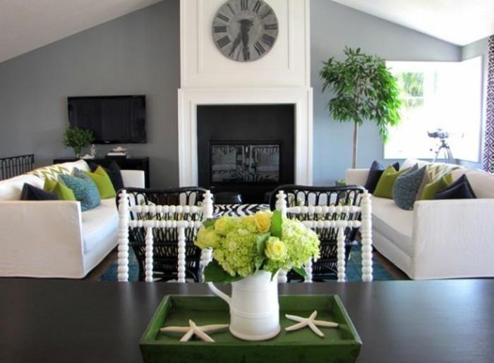 geriausia spalva svetainės sienoms, formos lubos, baltos sofos, žalia ir mėlyna, pagalvės, pilkos sienos