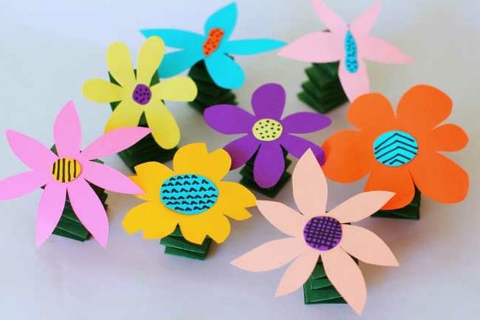 spalvingos gėlės, pagamintos iš popieriaus, raštingumo veikla ikimokyklinukams, oranžinė ir geltona, violetinė ir mėlyna
