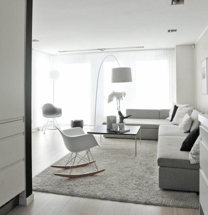 balta kampinė sofa, šviesiai pilkas kilimas, geriausia spalva svetainės sienoms, aukštos lubos, balti foteliai