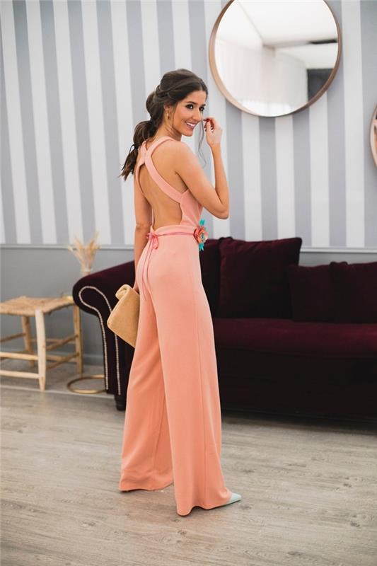 elegantna in elegantna vizija v pastelno roza kombinezonu s prekrižanim hrbtom in tankim pasom, zamislite, katero barvo obleči na poroko