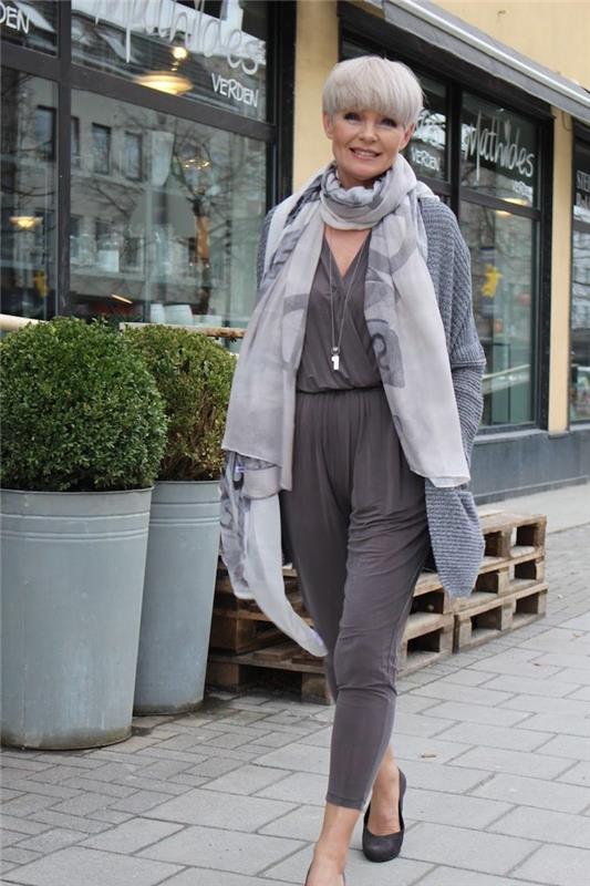pilkas kombinezonas moterims su pilku šaliku idealus drabužių spinta 60 metų moteriai su trumpu kirpimu 60 metų moteriai