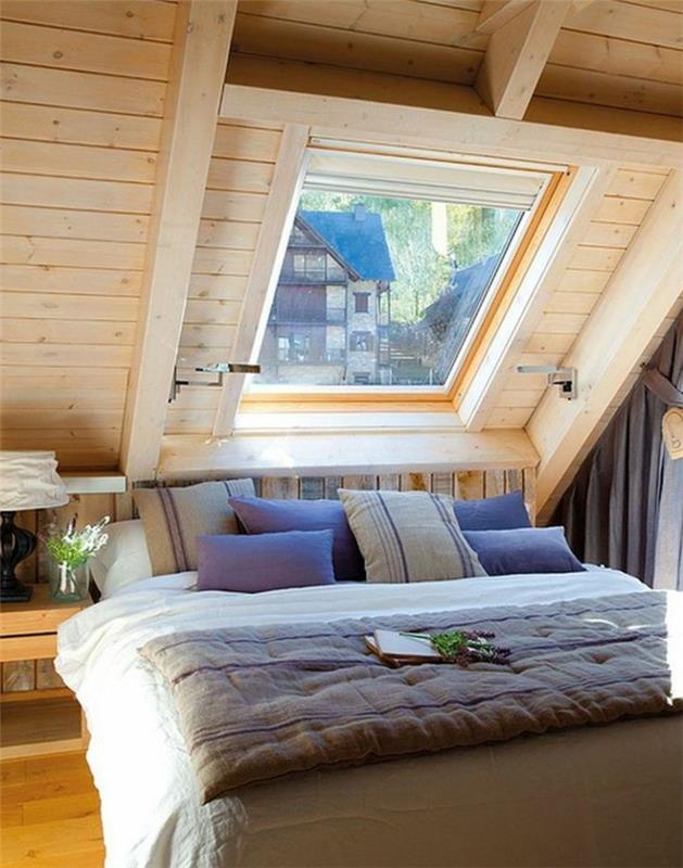 mobilyalı çatı katı, ahşap tavan, birkaç minderli yatak, eğimli pencere