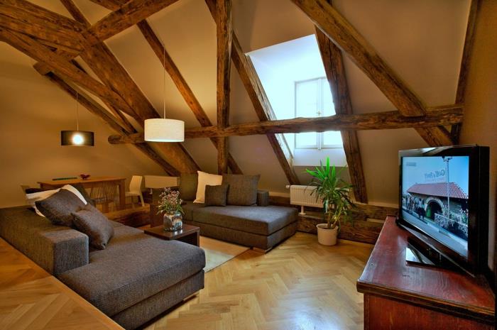 modern oturma odası, gri kanepeler, dönüştürülebilir çatı katı, ahşap kirişler, eğimli pencere