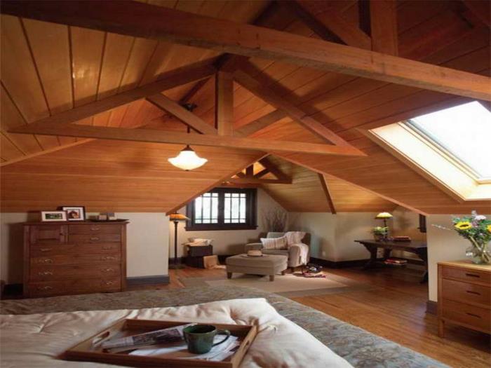 sıcak dağ evi tarzı iç mekan, ahşap büfe, bej kanepe ve tabure, rahat ve otantik oturma odası