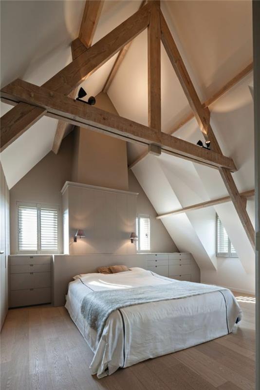 tavanın üzerinde çıplak kirişler, basit ve sanatsal eğimli düzen, açık renklerde yatak odası