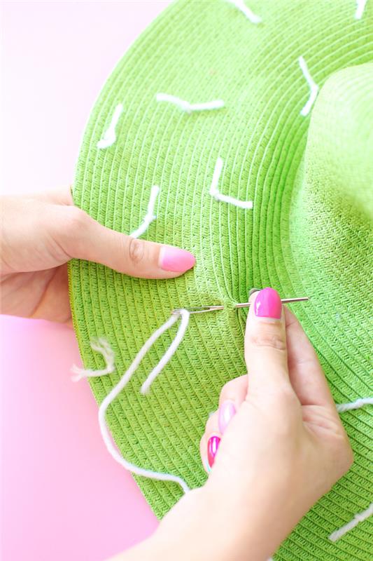 Cappello colore verde, önce con filo, pensierini carini