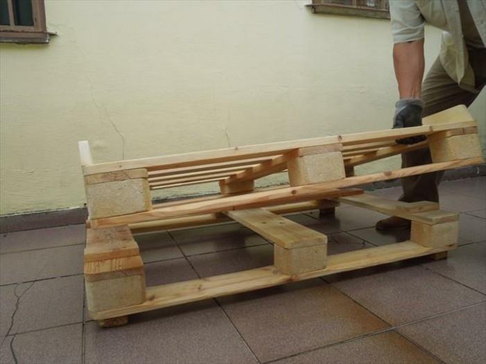 Primo passaggio per la costruzione, la base di due bancali di legno, mobili con paleta