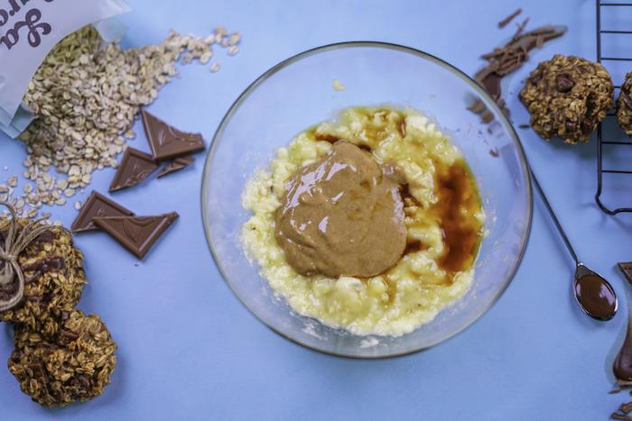 Ricetta biscotti classici, pezzettini di cioccolato, fiocchi d'avena, ciotola s sestavinami