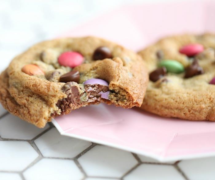 Ricetta per biscotti, ripieno di caramelle, biscotto con caramelle colorate, piatto di carta