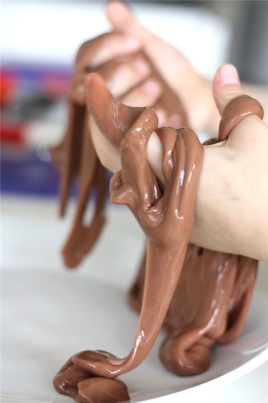 Ingredienti slime che assomiglia alla Nutella non commestibile, morbida ed elastica tra le mani