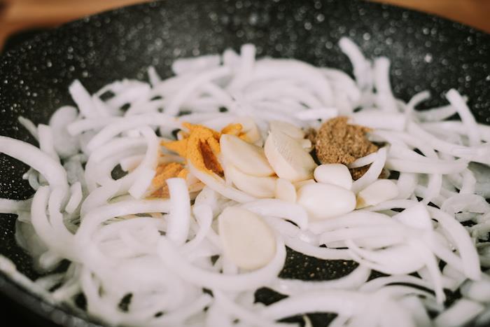 Ricetta vellutata di zucca, padella con cipolla, soffriggere la cipolla con spezie