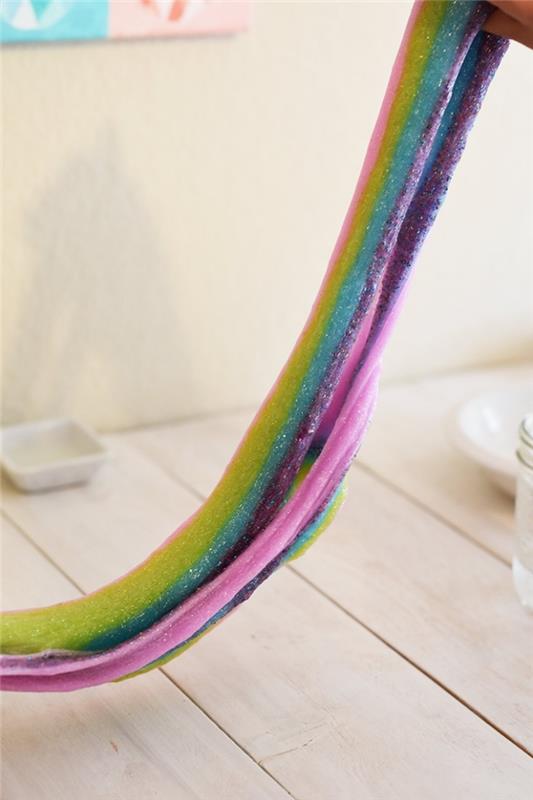 Slime fatto in casa con i colori dell'arcobaleno, easy ricetta con glitter e tanti diversi colori