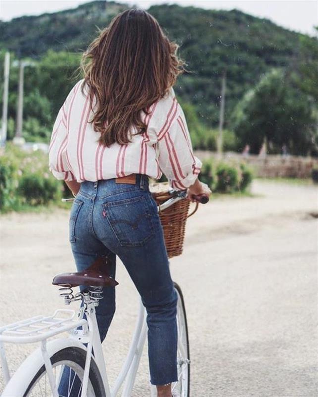 come-vestirsi-bene-donna-abbigcemento-vestiti-boho-jeans-vintage-camicia-large-bicicletta-cesto-vimini