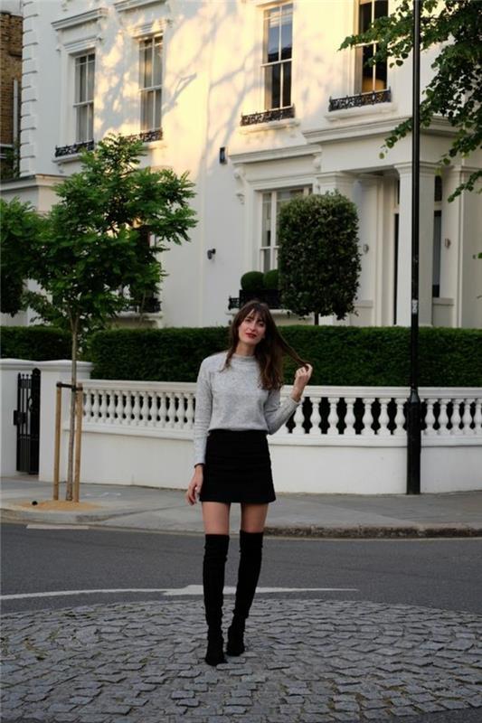 come-vestirsi-idea-abbigcemento-donna-mini-gonna-nera-stivali-alti-maglione-basic-colore-grigio