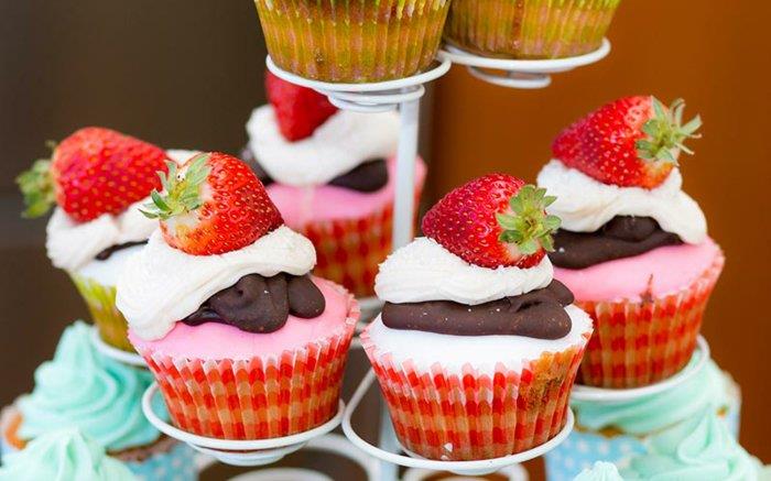cupcake tarifiniz için fikir, çilekli cupcakeler, çikolatalı ve kremalı fraîche, düğün tatlısı fikri, özel günler