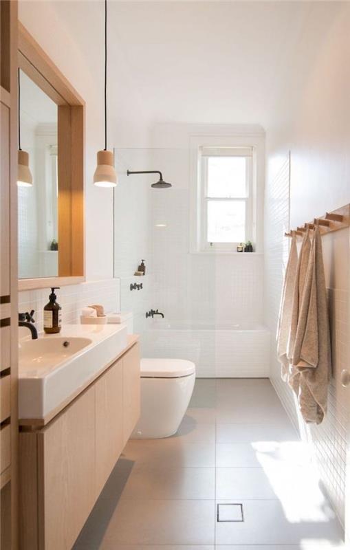 Aşağıda küvet bulunan cam çatının arkasında duş, banyo döşeme fikri, modern ahşap ve beyaz banyo