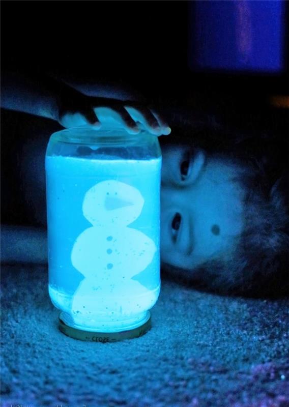 izvirna ideja za izdelavo svetlečega snežnega globusa z vzorcem snežaka
