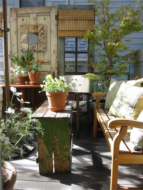 apstatykite savo balkoną kaimiškais antikvariniais baldais, senovine terasa deco su rekuperaciniais mediniais daiktais
