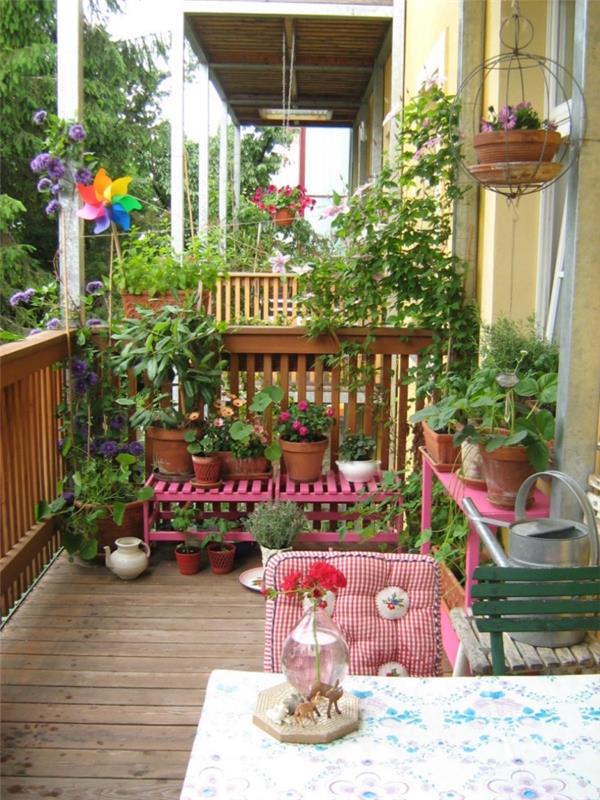 gėlių namo išorinio kiemo apdailos idėja, kaimiško balkono apdaila su gėlių vazonėliais