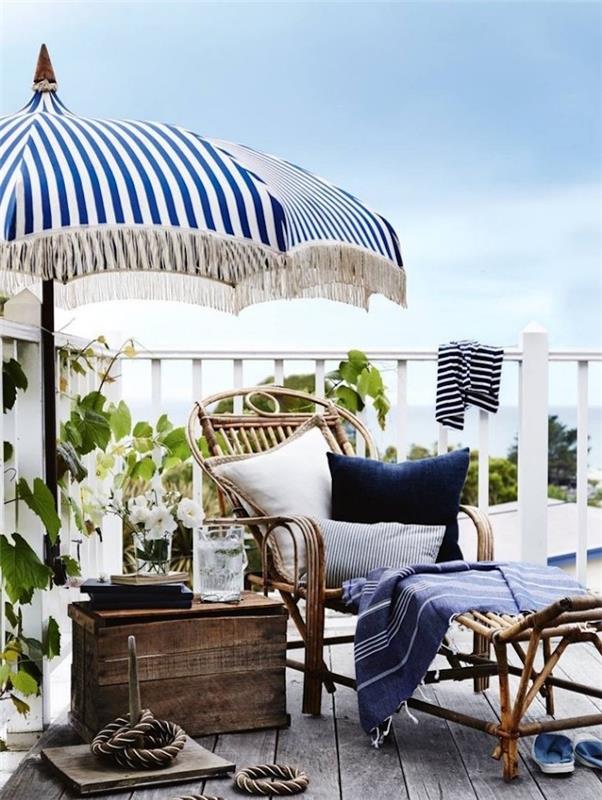 Jaukiam balkonui papuošti, apstatykite savo terasą senoviniais mediniais baldais, mėlynos ir baltos spalvos skėčiu balkonui