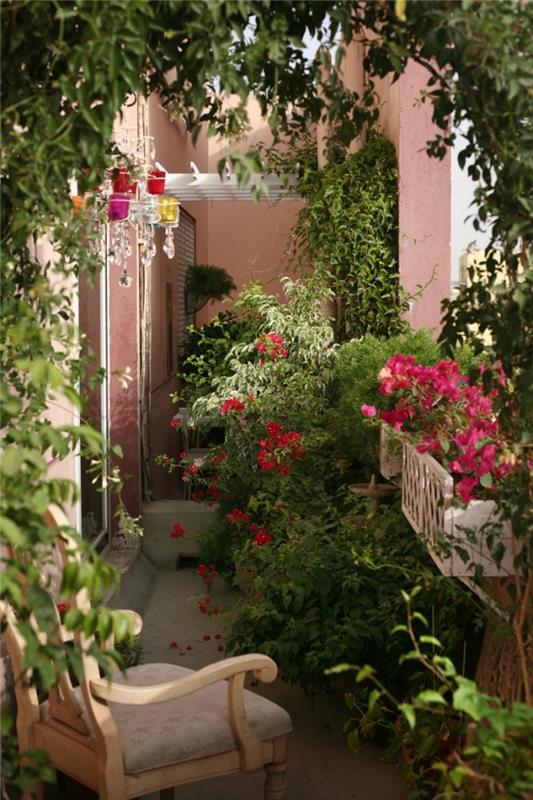 gėlių balkono modelis, terasa, papuošta augalais ir gėlėmis, papuošti provanso tipo balkoną