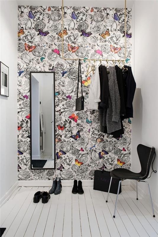 şiirsel ve feminen çağdaş tasarımlı duvar kağıdı ile giyinme odasında güzel bir vurgu duvarı yaratın