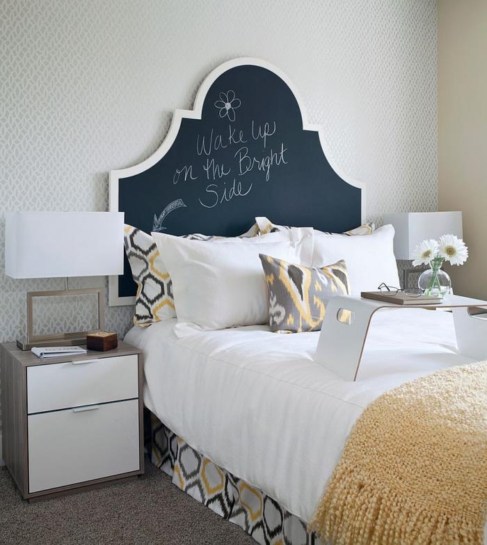 modern bir yatak odasında başlık ne fikri, arduvaz boya ile orijinal bir başlık örneği, saçaklı sarı ekose