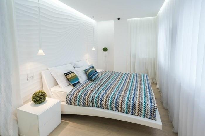kaip sutvarkyti mažą miegamąjį-plaukiojančią lovą-baltą dekorą-vilnos lovą-antklodę su įvairiaspalvėmis juostelėmis-baltomis užuolaidomis