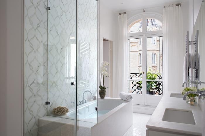 zarif banyo mobilyaları, küçük banyo düzeni fikri 4m2, grafik desenli fayans duvar kaplaması