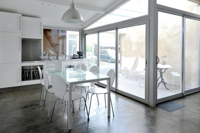 kaip papuošti savo garažą-modernią virtuvę baltuose dideliuose languose ir sulankstomas stiklo duris
