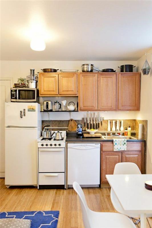 hafif ahşap-mobilya-sandalye-ve-mutfak masası-ile-küçük-mutfak-nasıl-düzenlenir
