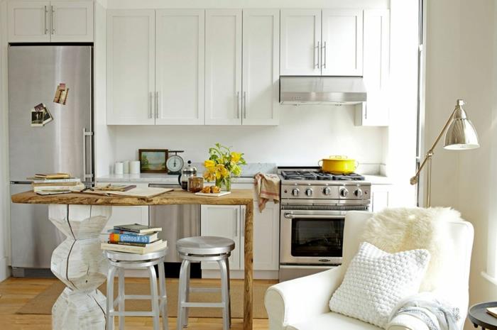 beyaz ve ahşap mutfak, metal tabureler, retro ocak, beyaz koltuk, beyaz mutfak dolapları, krom buzdolabı